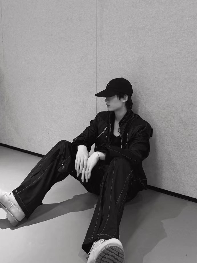 很爱吃蓝莓的赛车手小丁来啦  丁程鑫加冠礼演唱会倒计时6天帅照丁程鑫加冠礼演唱会