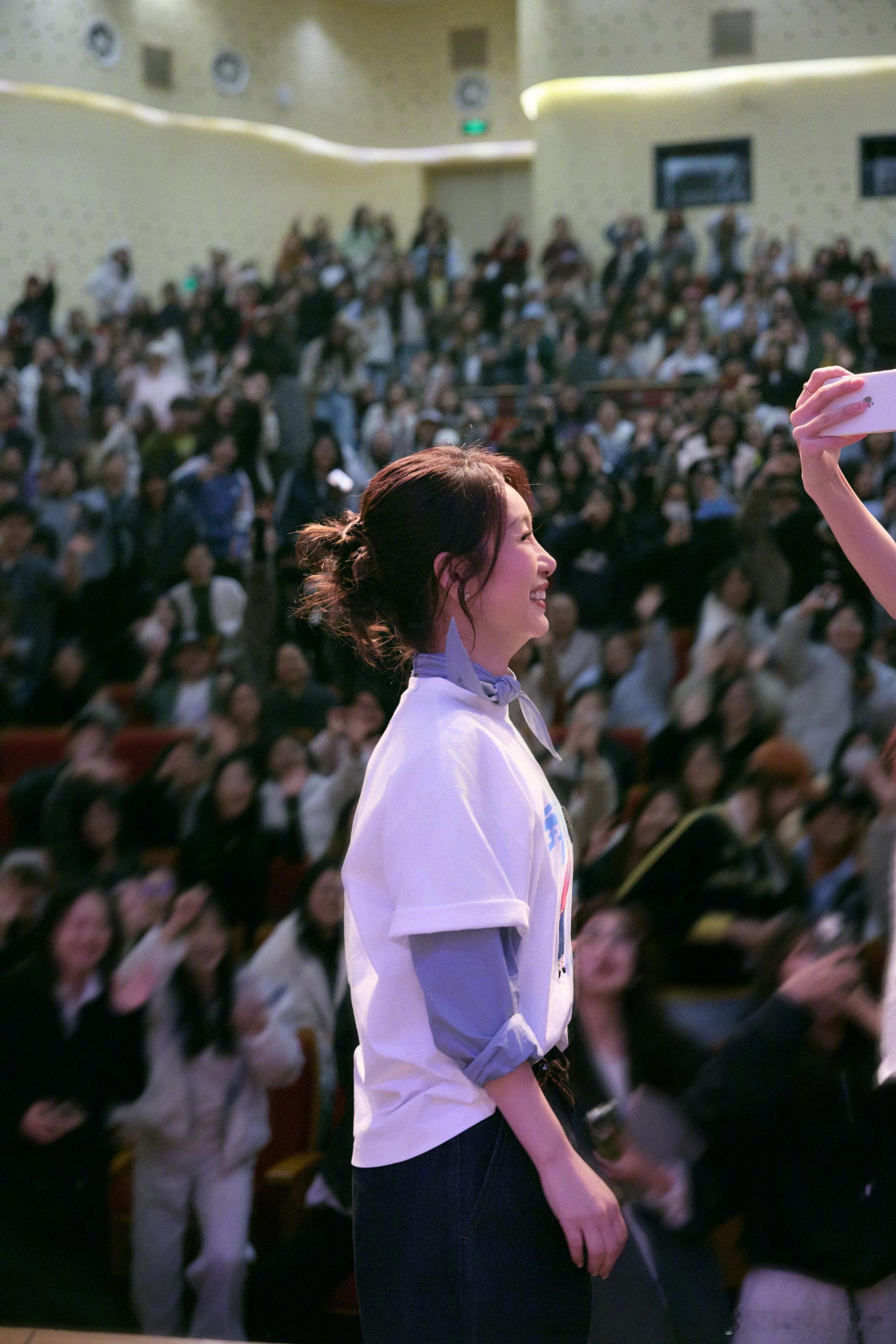 秦海璐和网友互动秦海璐被胡春蓉顶号了救命！秦海璐评论区已经彻底胡春蓉化了！网友晒