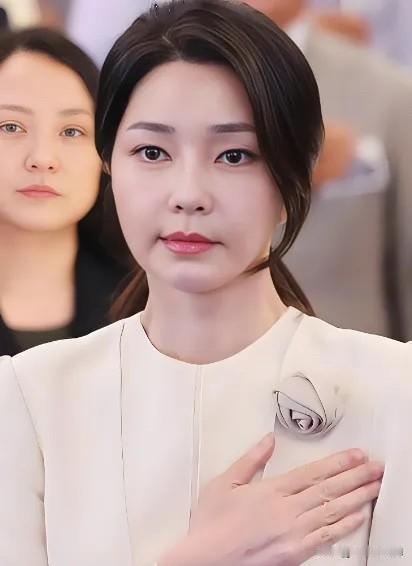 金建希的天彻底塌了，尹锡悦最终被宣判了，是无期徒刑，也就是说，从此金建希将再也看