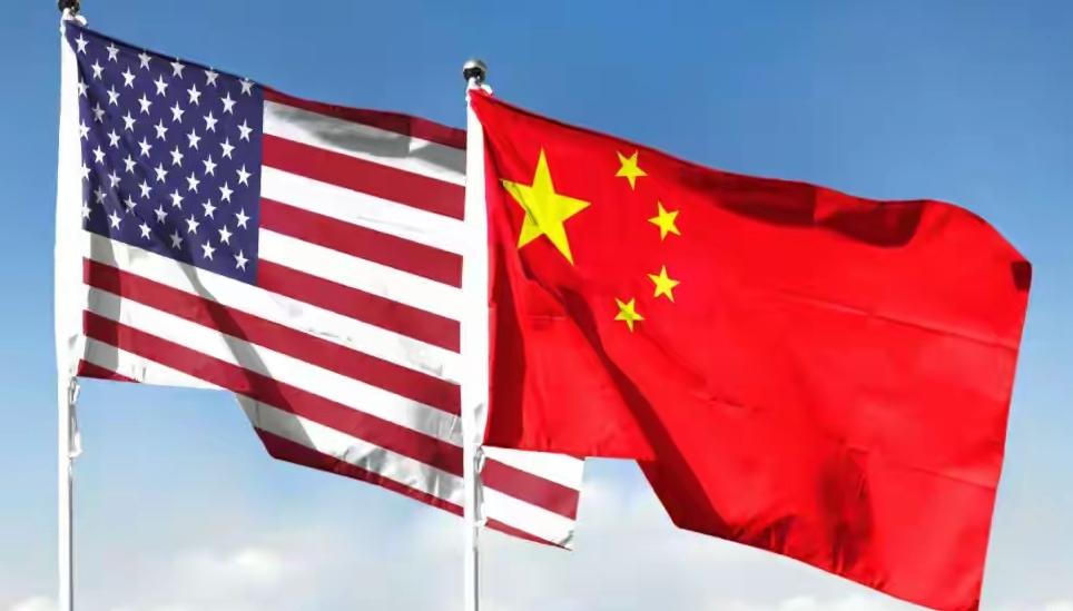 菲律宾近来有些“精神分裂”——一边疯狂向中国游客发放电子签，另一边又派遣船只在南