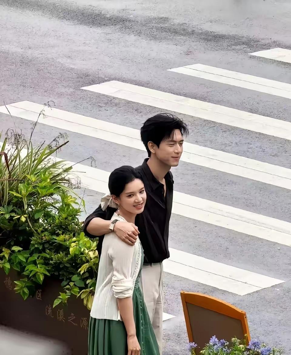 两个人侧面竟然没认出来，你能认出来是谁吗？