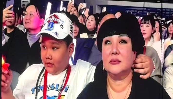 抢捧花失败后，11岁的郭汾阳做了一件事，郭德纲的家教藏不住了。
婚礼现场，这小子