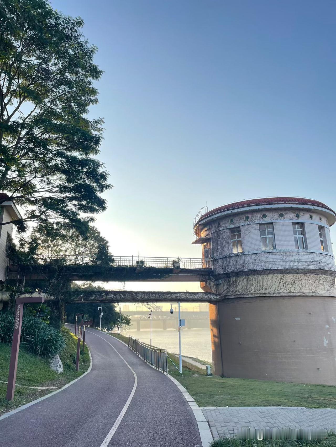 随手一张天空照早上好，江边晨跑结束啦