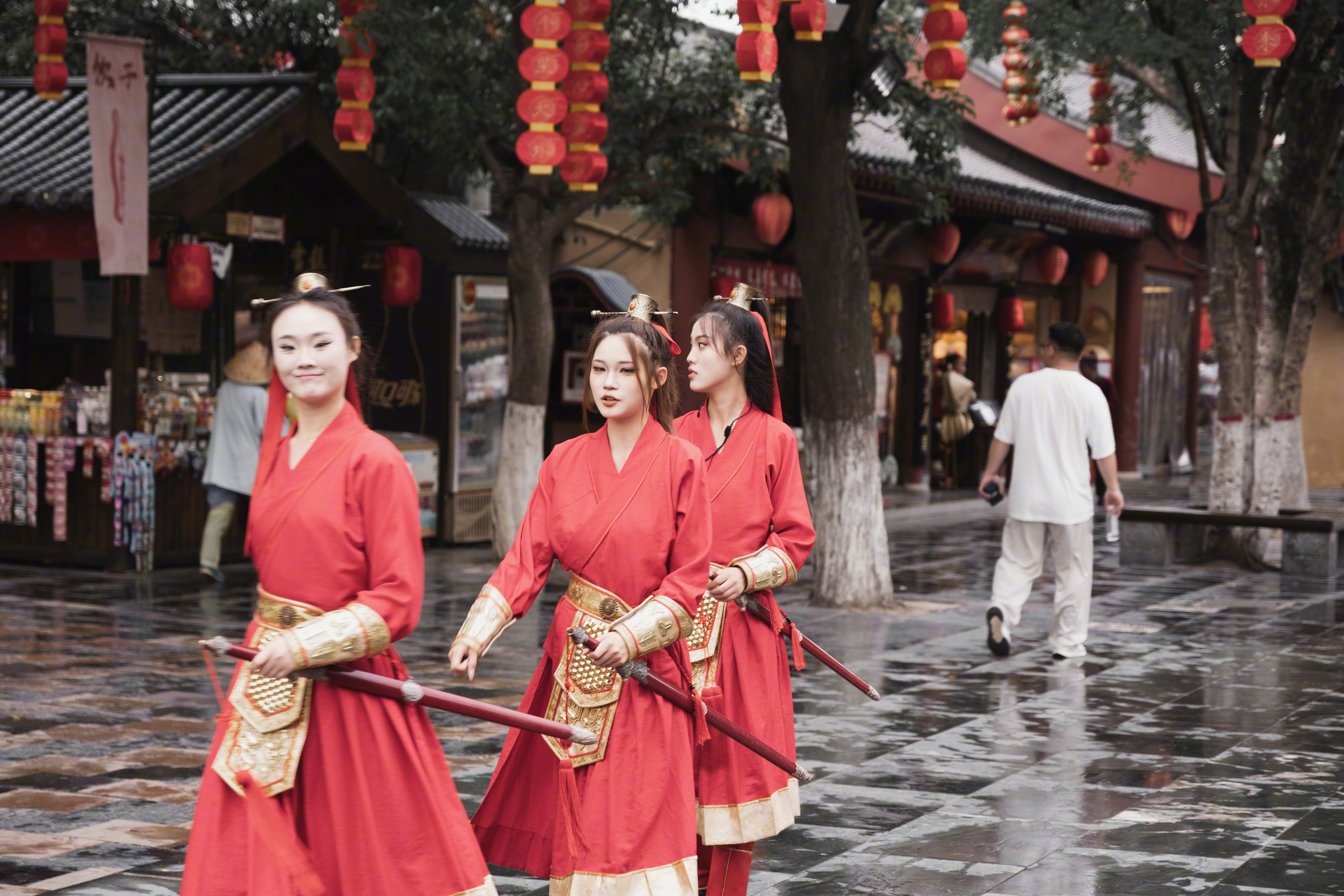 拍下照片之后，习惯了搁置上一年再看。时间会带来遗忘。遗忘又有了陌生感。一些人和景