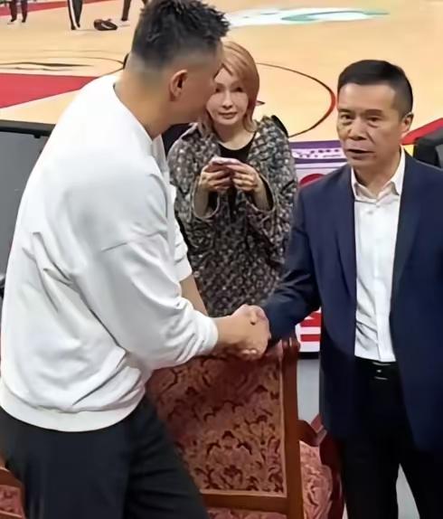 休赛期，广东男篮引援毫无建树，广东球迷说，老板陈海涛这叫以退为进，避免与上海男篮