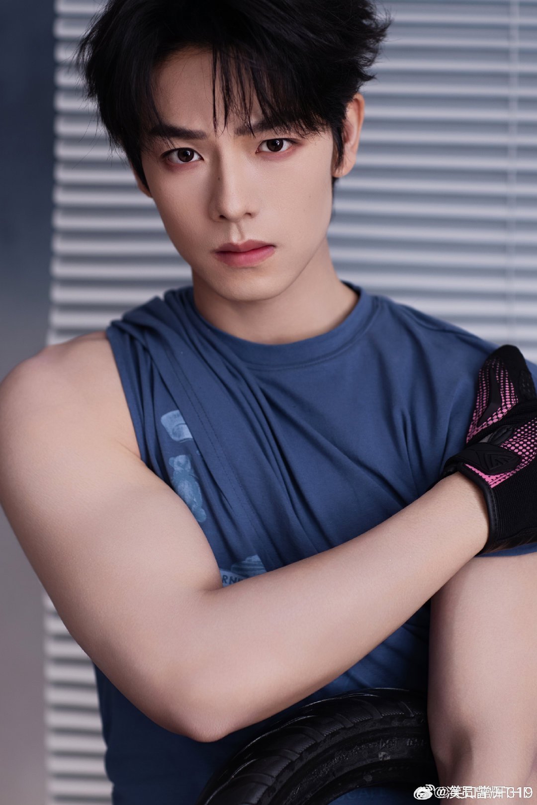 曾辉A爆了 他专注时自带锋芒，从容间全是力量。不卑不亢，气场全开，把“A”刻进骨