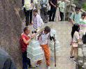 “90后小伙火到人民日报了。”小伙在爬黄山的途中，看到一挑山工在短暂歇息，没想到