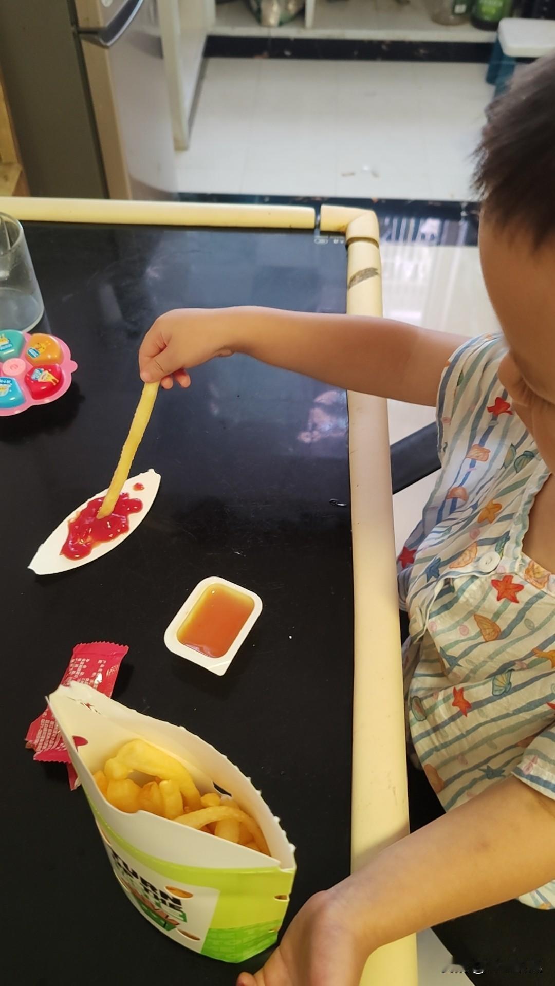 分享我这周有趣的事：这周幼儿园入学体检的孩子好多，路过那里哇哇哭一大片