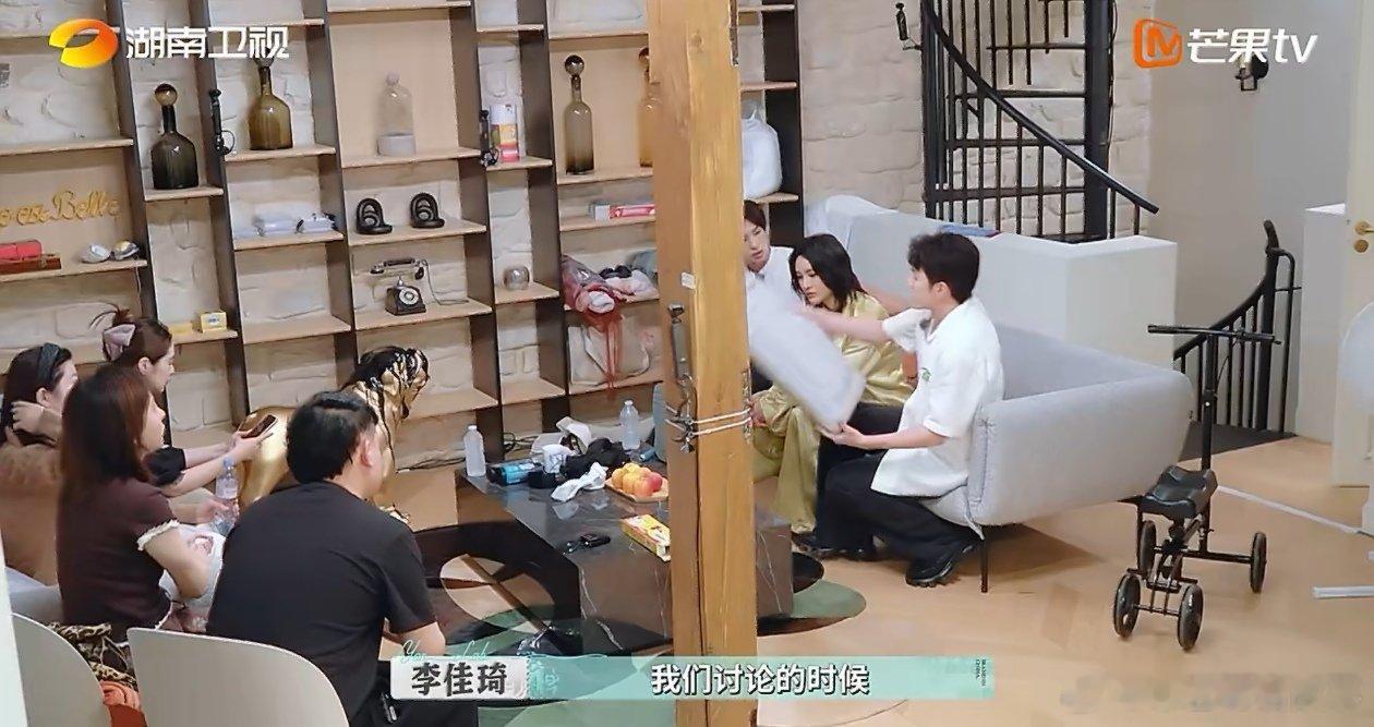 李佳琦国货出海卖给谁很重要巴黎合伙人 初期营业后，李佳琦发现顾客多是同胞。复盘时