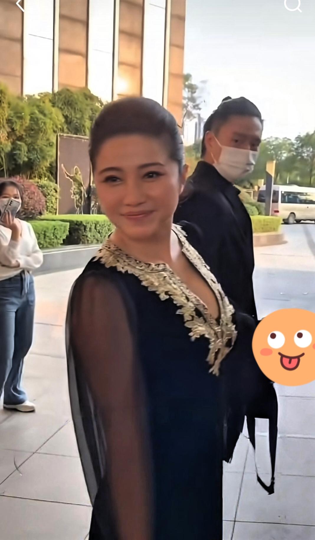 74岁的张纪中
估计气的后槽牙
都要咬碎了前妻
颜丙燕52岁找了个小20岁的男友