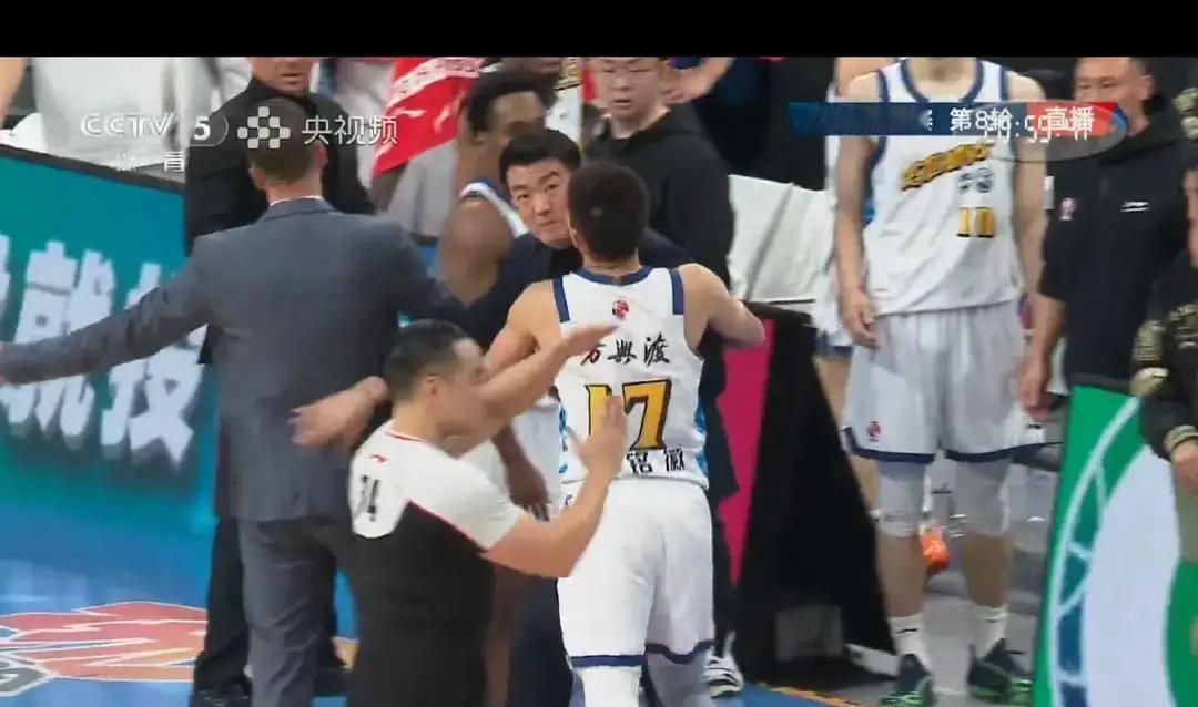 裁判漏判，广厦主帅吃T
 
周琦补篮后整个人贴住朱俊龙，球发不出来。裁判没吹，王