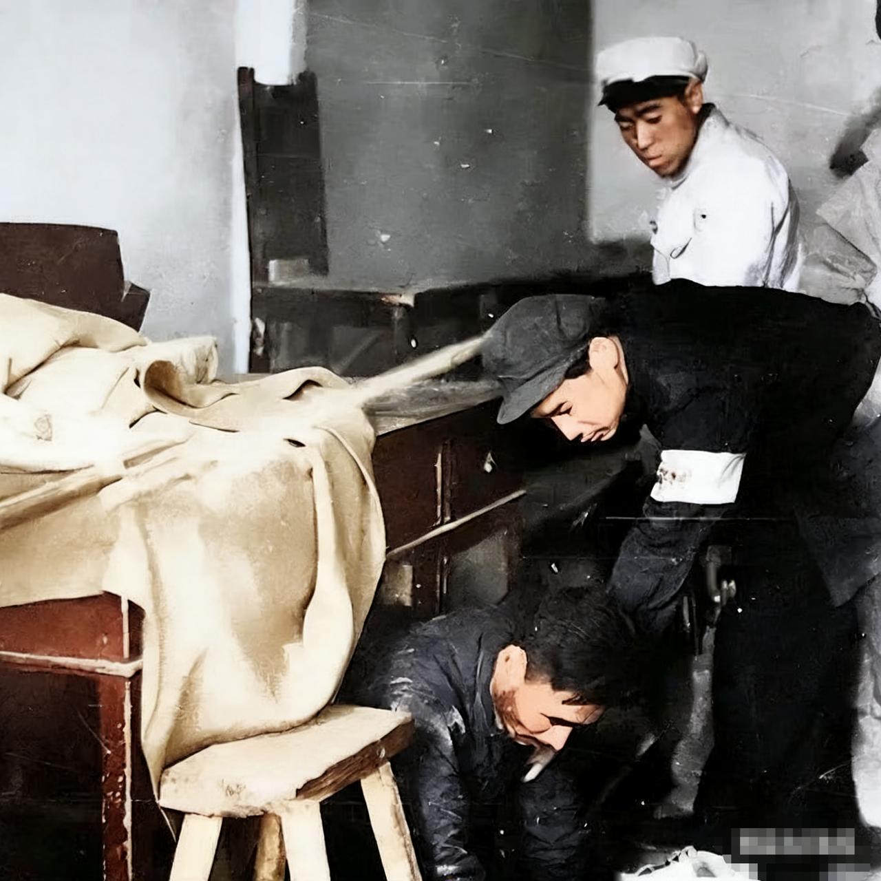 这个狼狈不堪的男子，靠着向阎锡山告密，破坏了太原起义的计划，直接导致黄樵松、晋夫