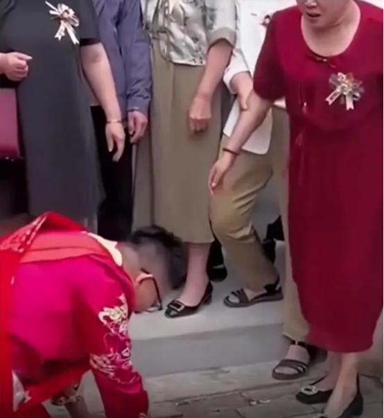 “泪目！这就是长嫂如母！”陕西，新郎结婚当天，突然向长嫂下跪，把长嫂当场整哭了！