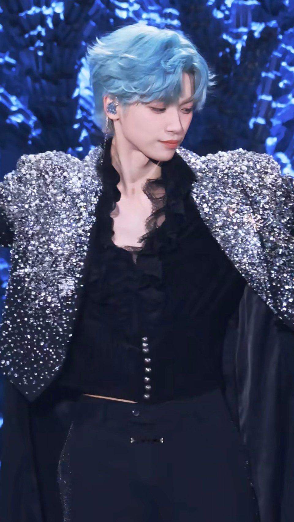 其实我还没睡，里面这件衣服怎么涩涩的，美成神了