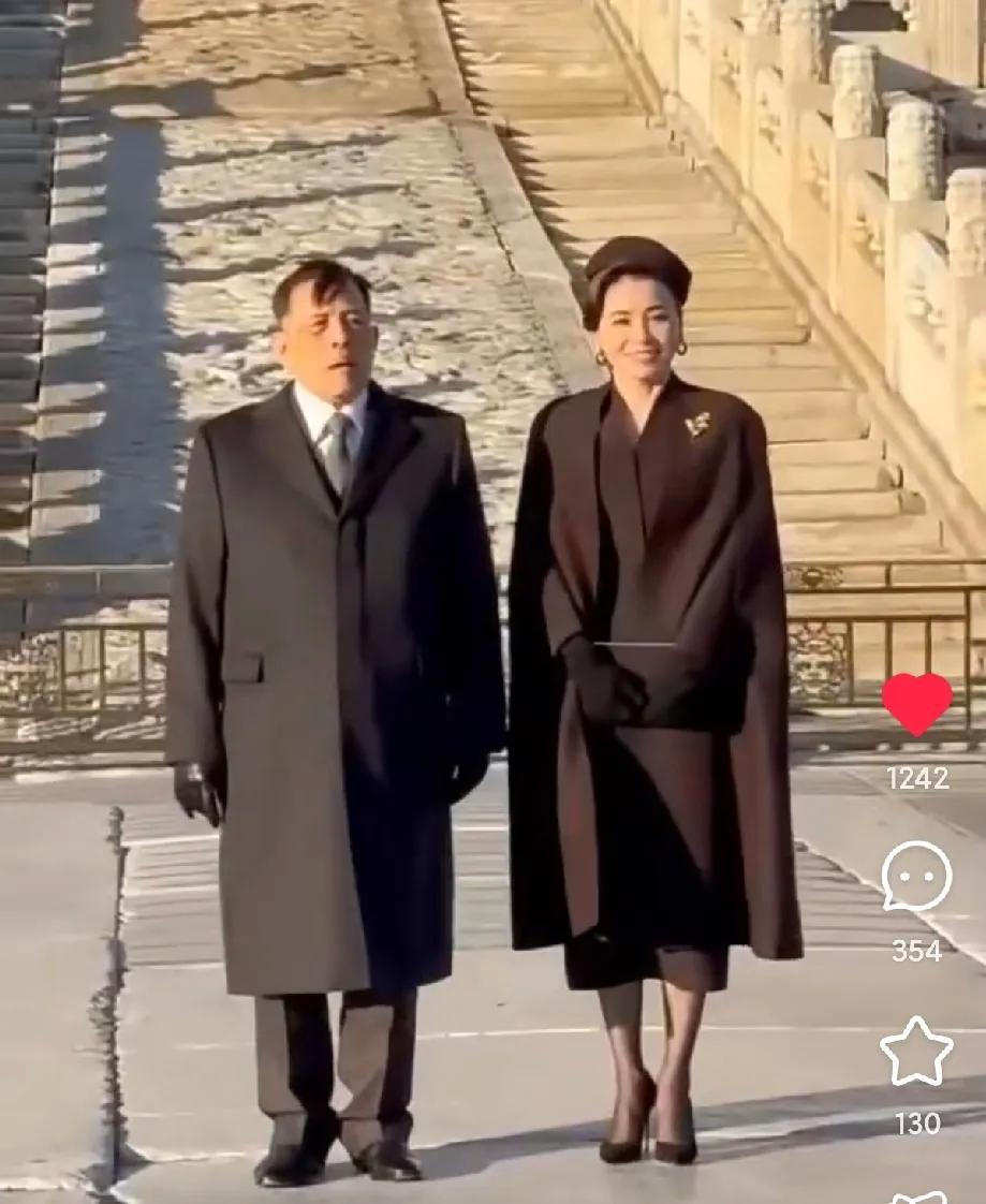 泰国王后穿丝袜逛故宫，冻哭泰王夫妇，网友热议保暖秘籍。
泰国王后最近来北京故宫参