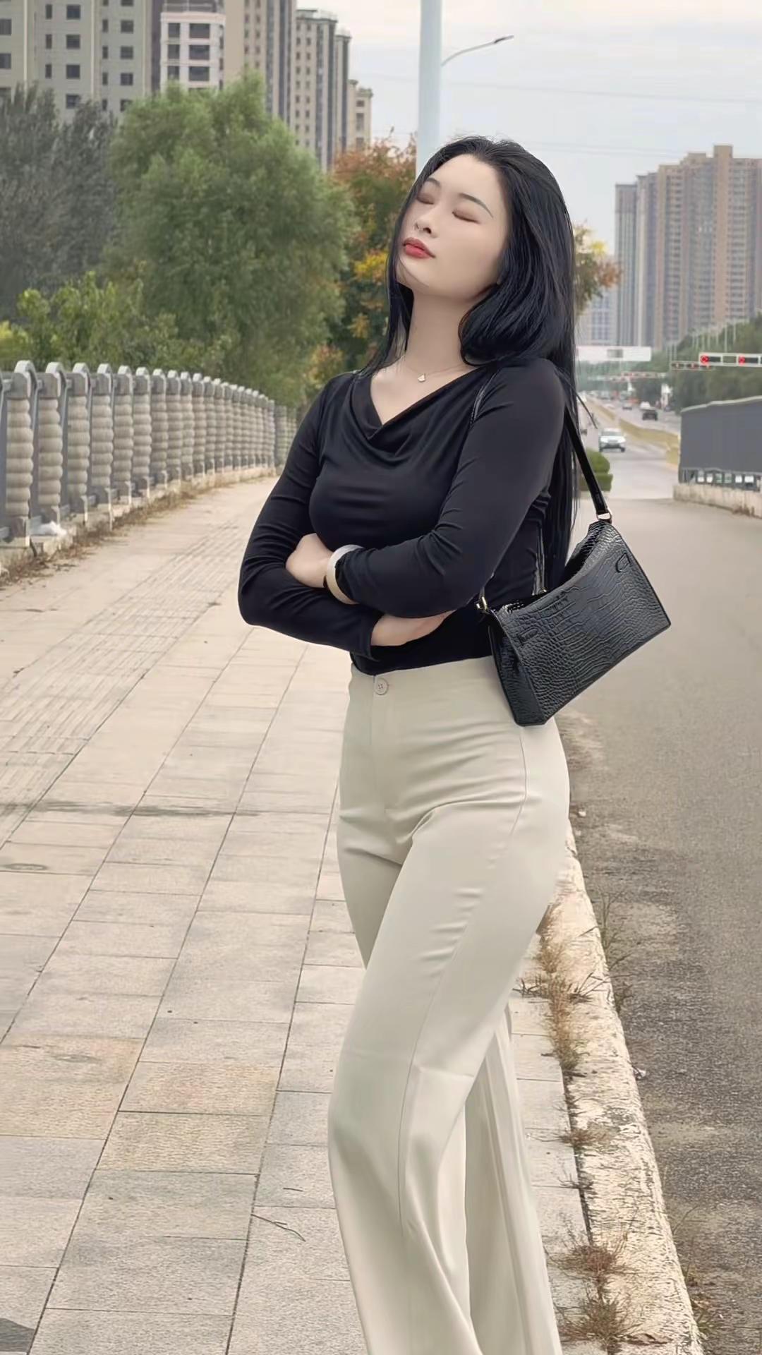 一生短暂，不过晨暮与春秋，一生所求，不过平安与自由。