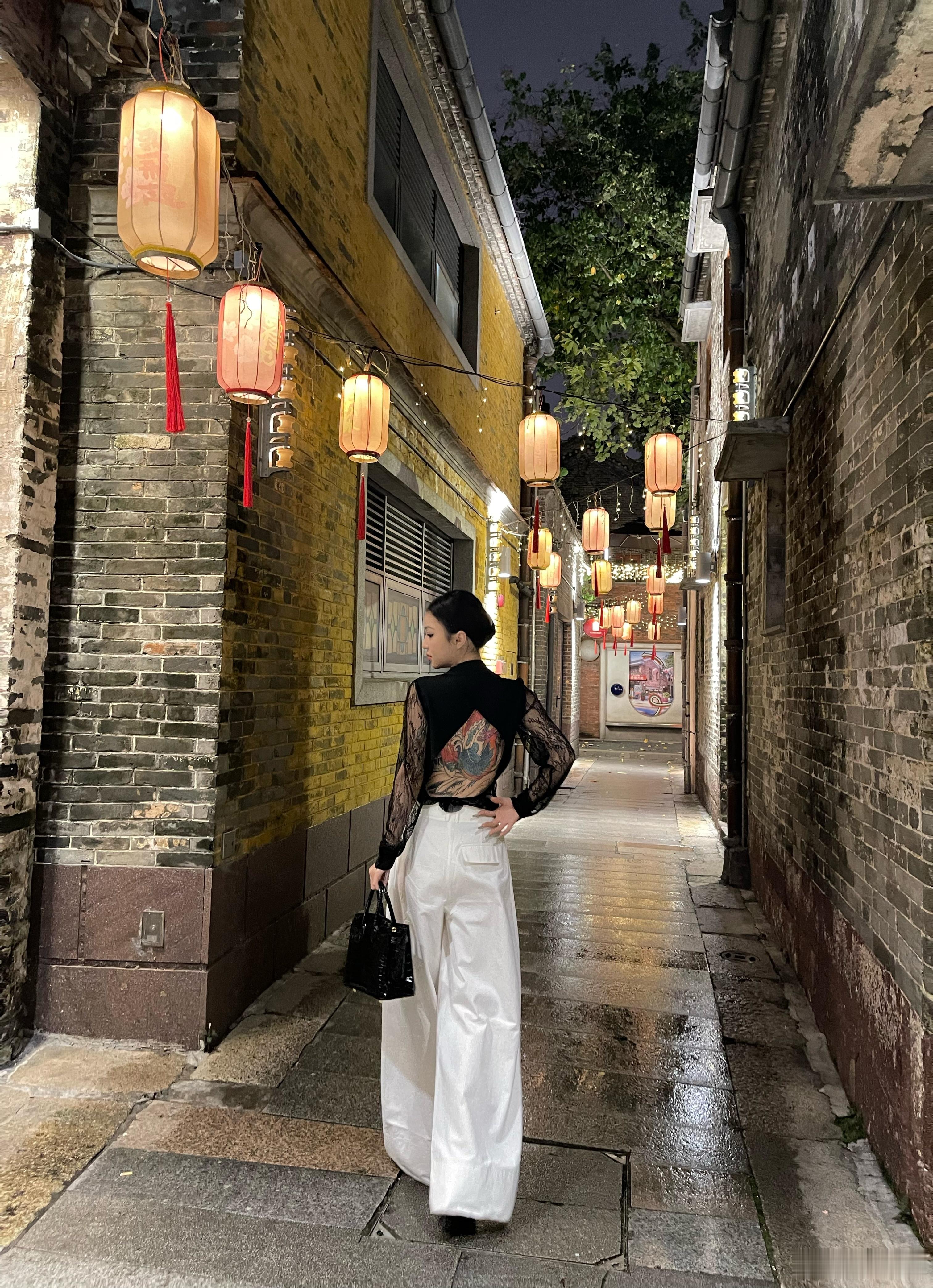 立上笨蛋美女人设了是吧 又不跟你好闺蜜背后蛐蛐我了？两人加一块都没我鞋带紧[求饶