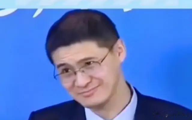 我以前，经常刷罗翔的视频。现在，我觉得恶心。曾经无数人推崇罗翔，敬佩他的法律素养