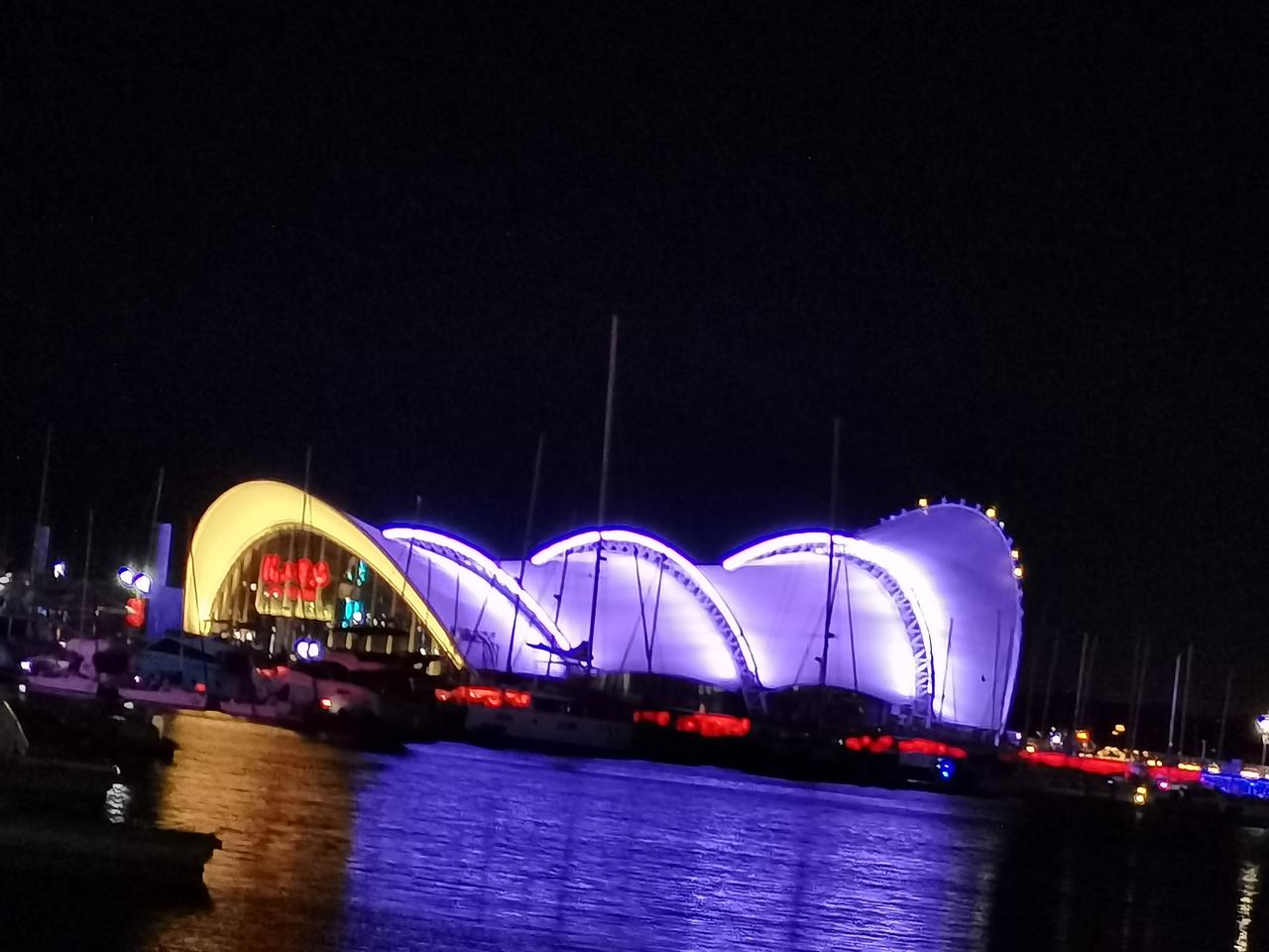 上联：浓酒三杯敬知己。了然邀对下联：高歌一曲颂党恩。