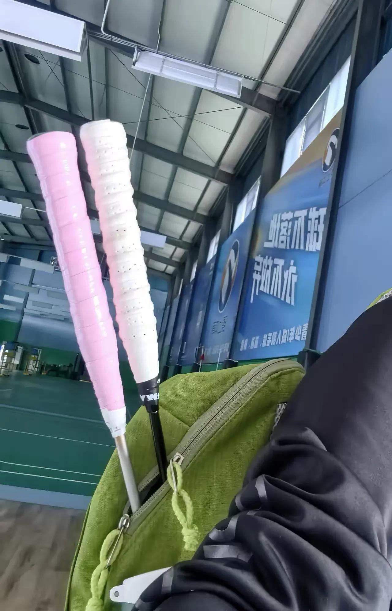 55岁+打羽毛球真是很难坚持
      两年前刚退休时，意气风发兴致勃勃的和闺