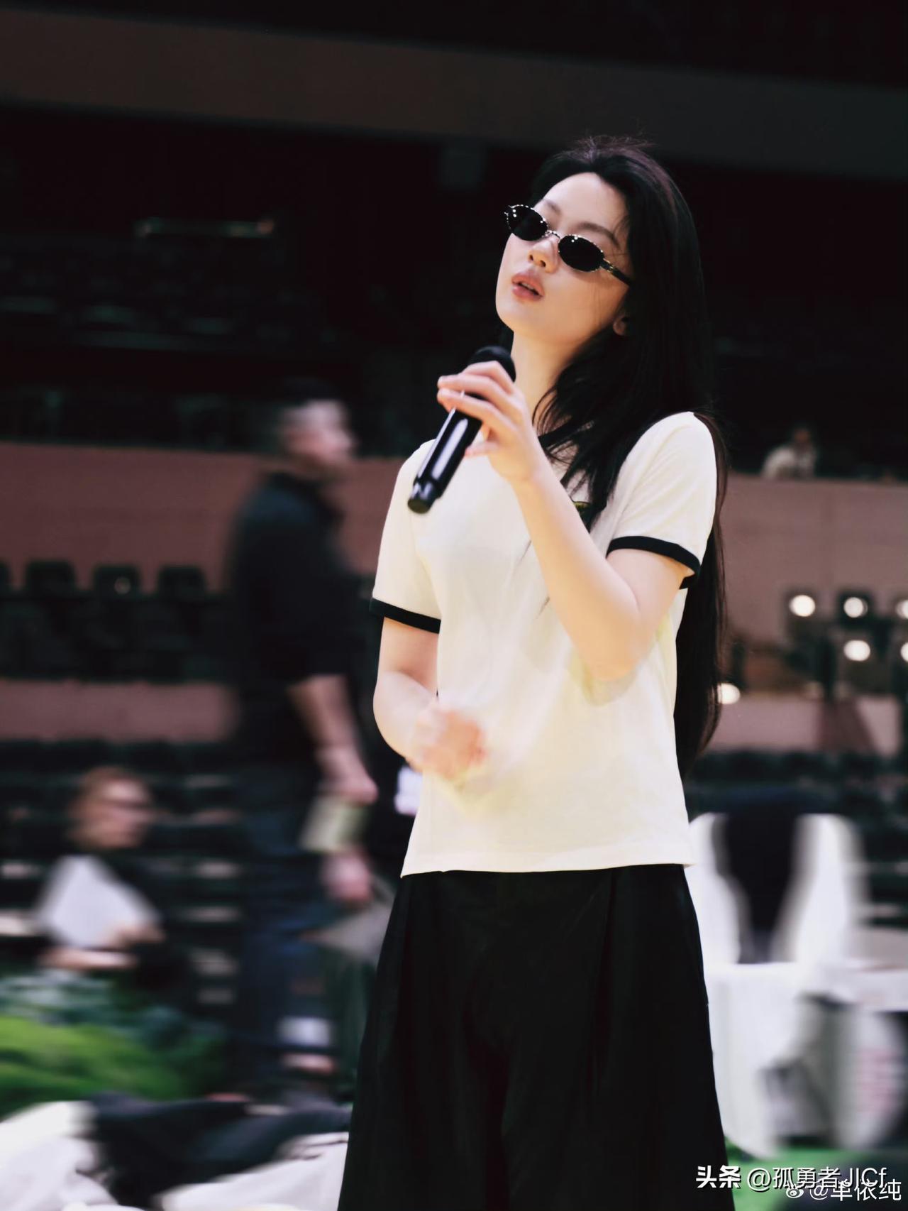 看完单依纯采访，听得我心里咯噔一下。她才多大啊，能把艺术这事儿想得这么透。她说现