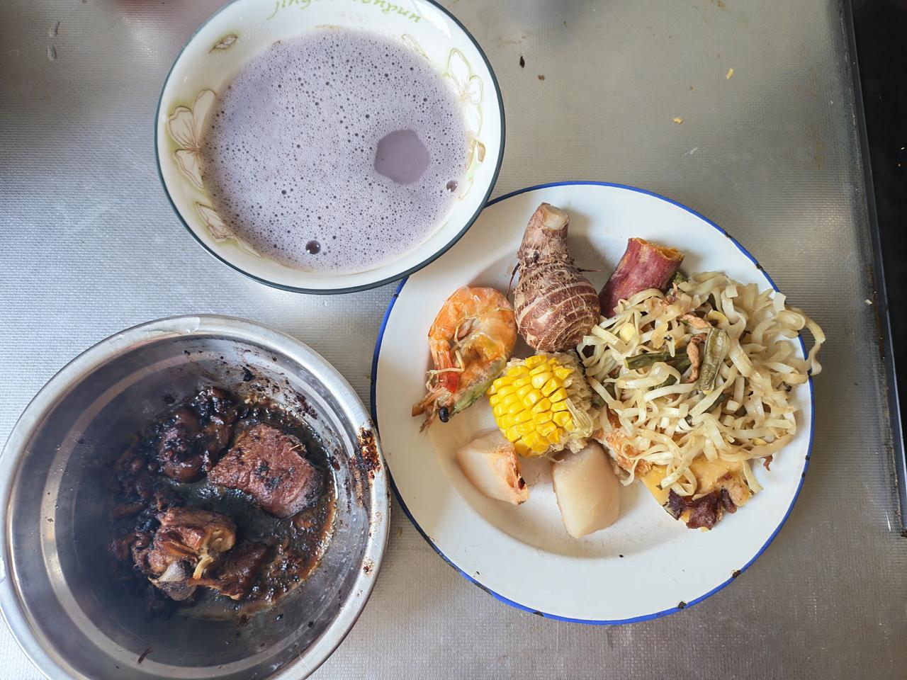 这是我的早餐。豆浆是用好几种豆子磨出来的，有黑豆、黄豆、红豆。
如今鸡蛋我每天只