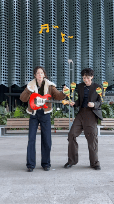 欧阳娜娜恩利在桃花坞合拍了欧阳娜娜和恩利同框跳舞氛围感超棒，美拉德穿搭很耐看，真