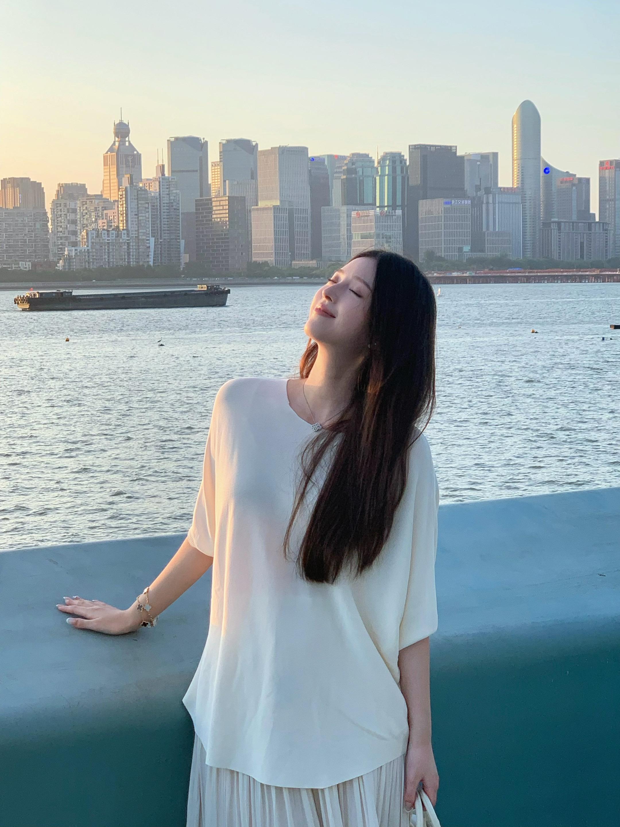 “今夜的风悄悄月悄悄，吻你的眉梢”