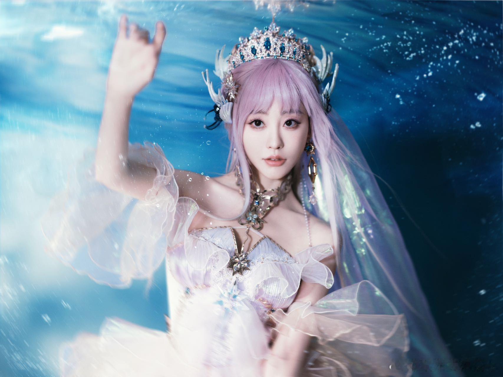 #祝绪丹cos妮芮妲# 祝绪丹这次cos妮芮妲堪称完美，这身红装仿佛将梦海之灵的