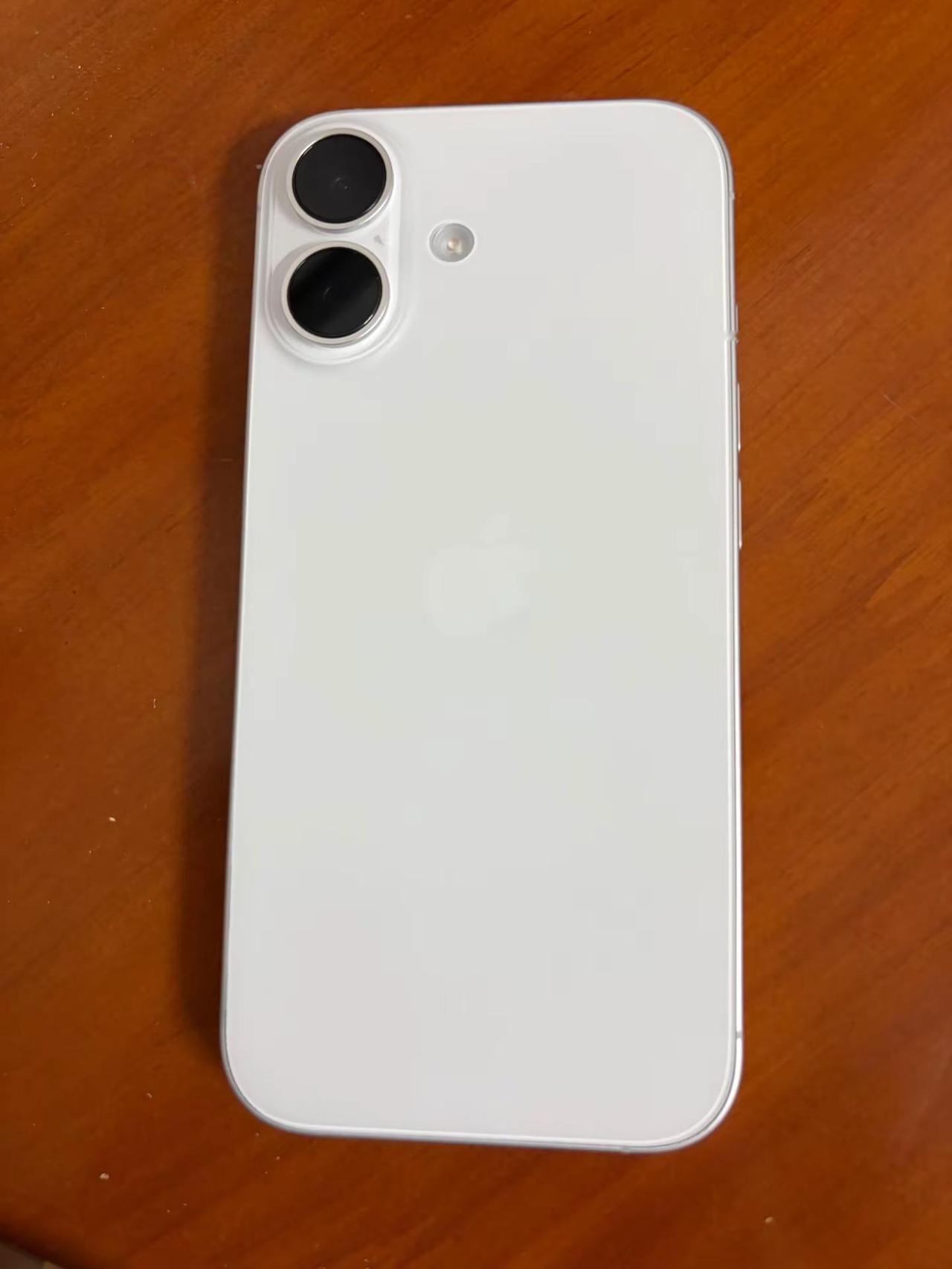 iPhone17使用了半年，不遗憾。【续航】我感觉是挺好的，日常刷回回消息一天下
