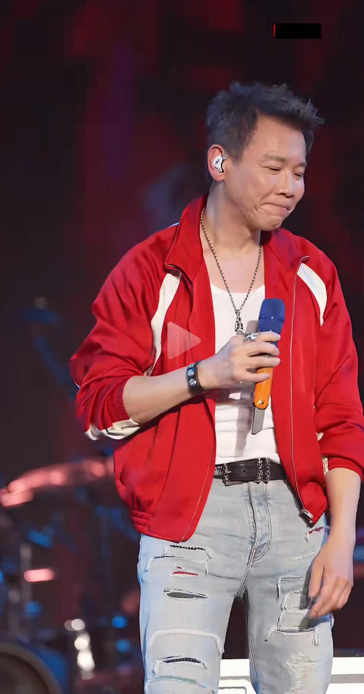 岁月不饶人呀，差点没认出来，陶喆都老了，曾经的少年，一晃就老了。