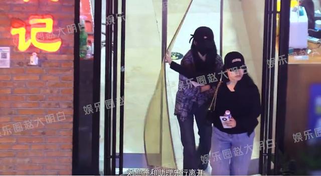 曝何与刘些宁分手未公开恋情先传分手，内娱悬疑名场面+1。从辟谣到疑似分开，两人均