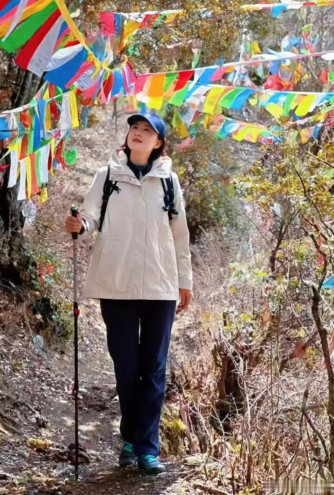 张蕾一家三口香格里拉徒步，圈外老公出镜，年纪相仿并不是老头！！！ ​​​