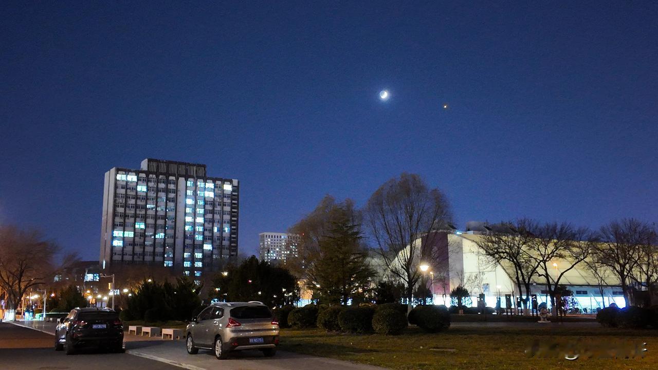 昨晚，金星伴月点缀南开校园。（2024年12月5日摄于南开大学八里台校区）