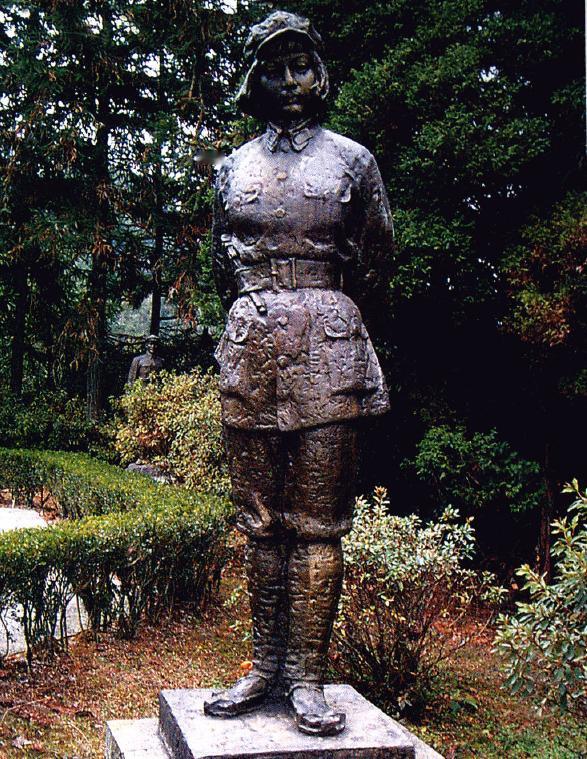 她，是朱德元帅的妻子，也是井冈山上能文能武的双枪女将。
为了掩护自己亲爱的丈夫，