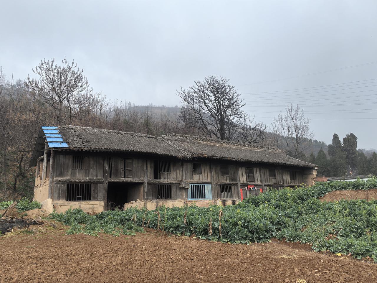 雨天去探访宝鸡南昌宫的路上，
竟然发现西边有一座野生老宅，
此宅不同于陕西其他地