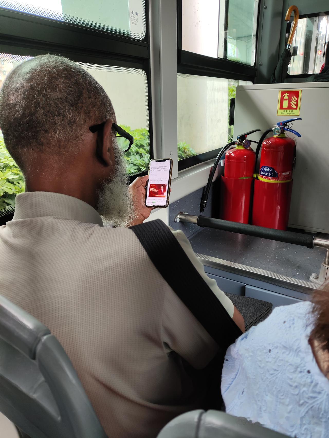 已经坐了好几个车站，还停留在我国篮球名将李少芬的页面上[捂脸]