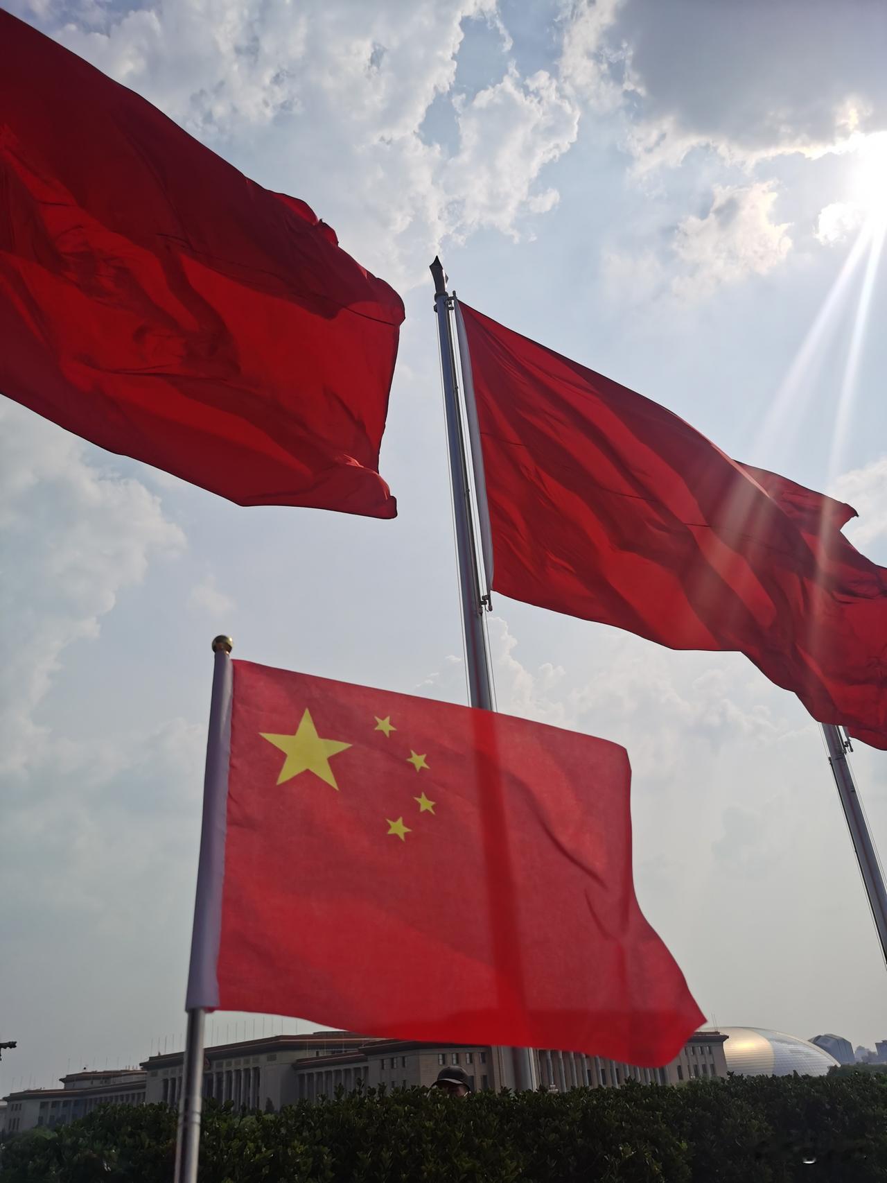 今天凌晨两三点钟，我开车路过天安门，在国家大剧院一侧，看到很多人排着长队，这些人