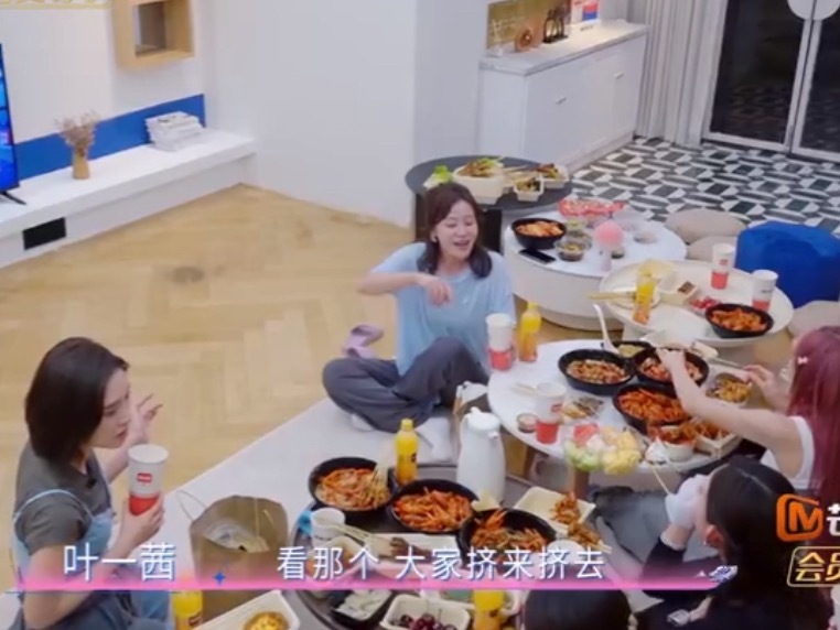 浪姐春晚分会场浪姐这真的不是春晚分会场吗，姐姐们坐在一起就这样其乐融融的吃喝玩乐