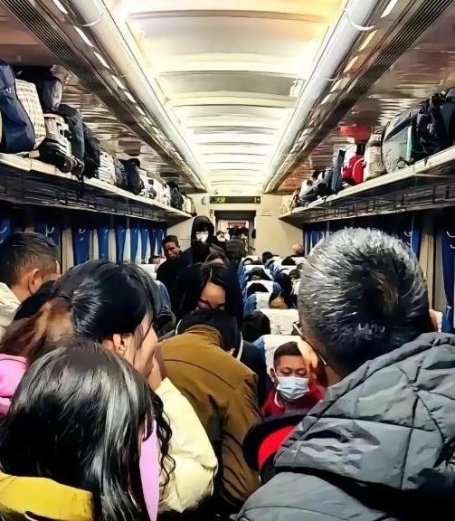 飞机懵了，高铁“傻了”。谁能想到，2026年春运会掀起一波这么反常的潮流？我估摸