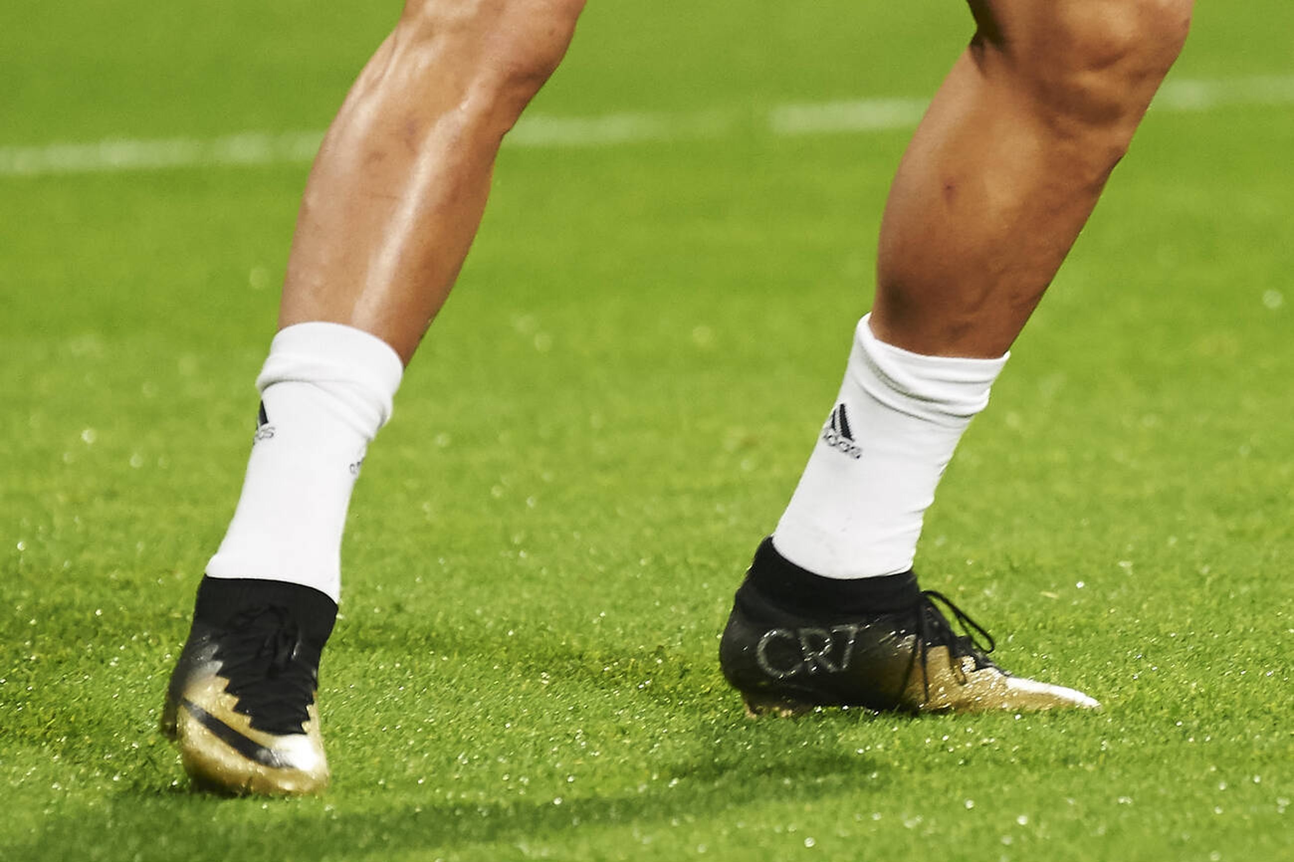 C罗[超话]  c罗  CR7战靴特写金闪闪很帅气 