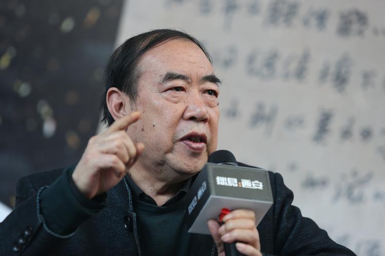 近日有报道称，当代著名作家贾平凹太把自己当回事了，并被批胆子大、脸皮厚。原来，他