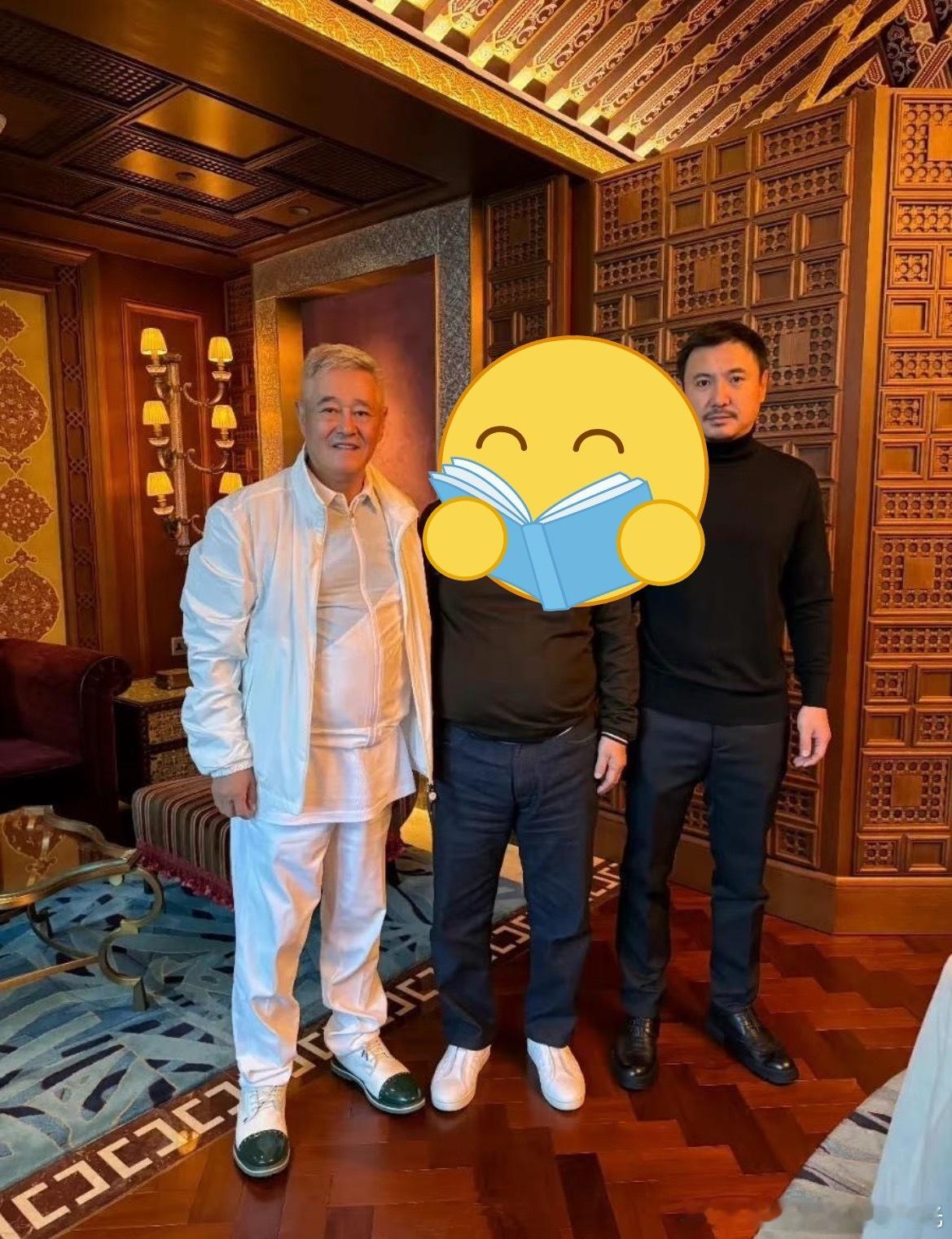 春晚还是得看赵本山啊，年代通用的小品演员自从退休之后总感觉少了点味道，有网友在新