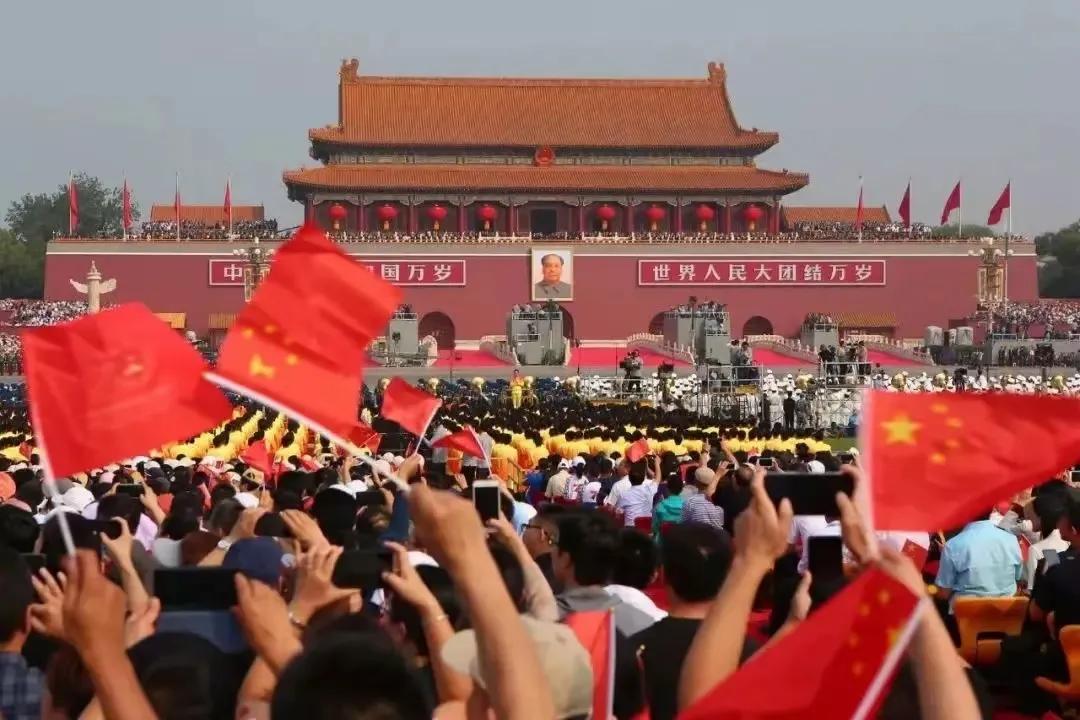 看了《南京照相馆》后，最大的感触是：有一支强大的军队保护我们老百姓，是多么幸福的