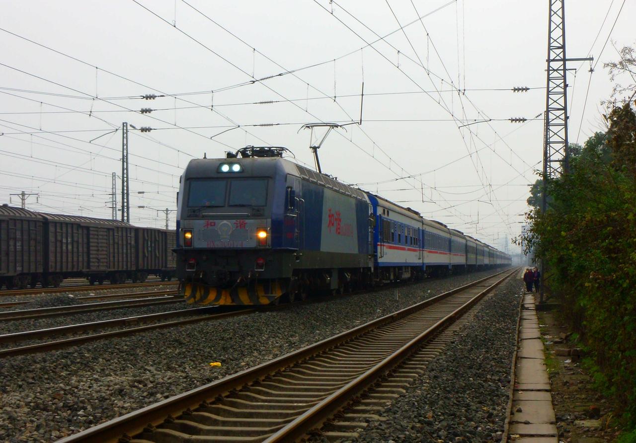 十年前拍的重庆开往汉口的T258次列车通过团结村站，这趟列车是上世纪80年代开行