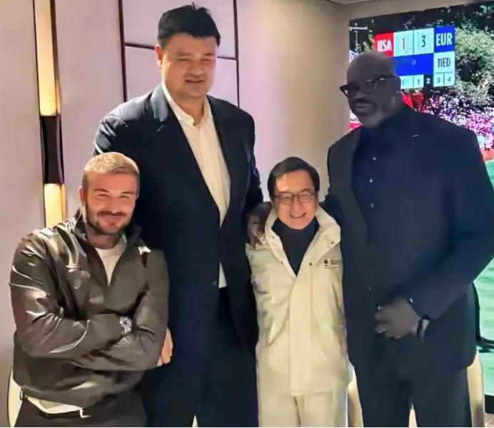 不知道大家有没有发现
成龙身上有个很奇怪的地方，
那就是无论在那个领域，他总是能