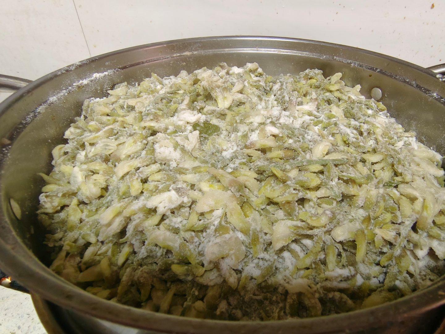 我的美食日记春季尝鲜季槐花麦饭清新香甜搭配腌蒜薹味道撩咋咧！自制美食唯有美食不可