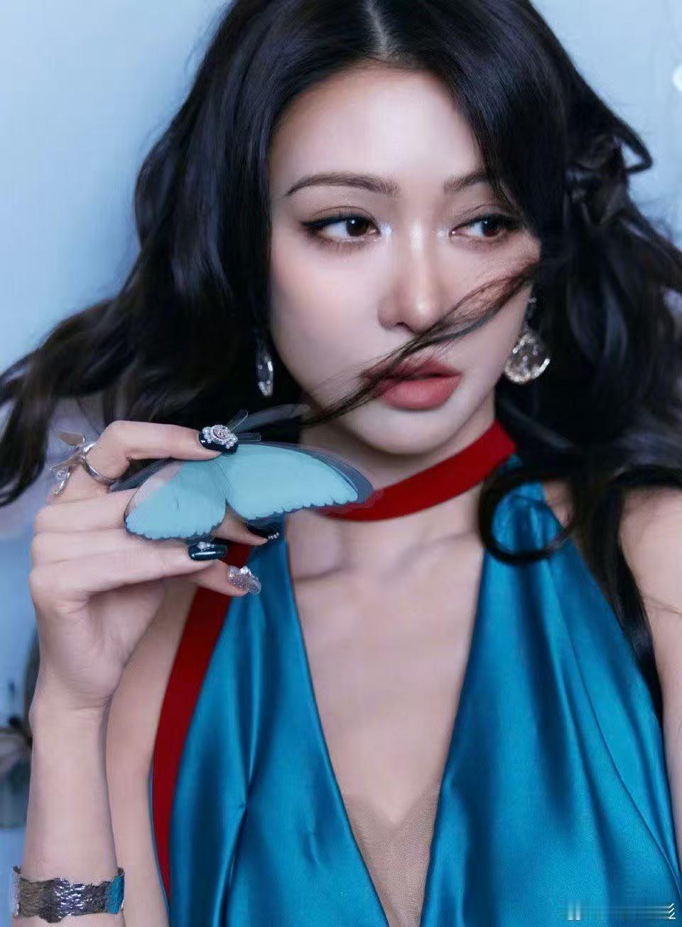 龙船上的薛凯琪简直非遗女神来的泛舟金龙龙舟之上，旗袍温婉衬古韵，眉眼融江南雅致，