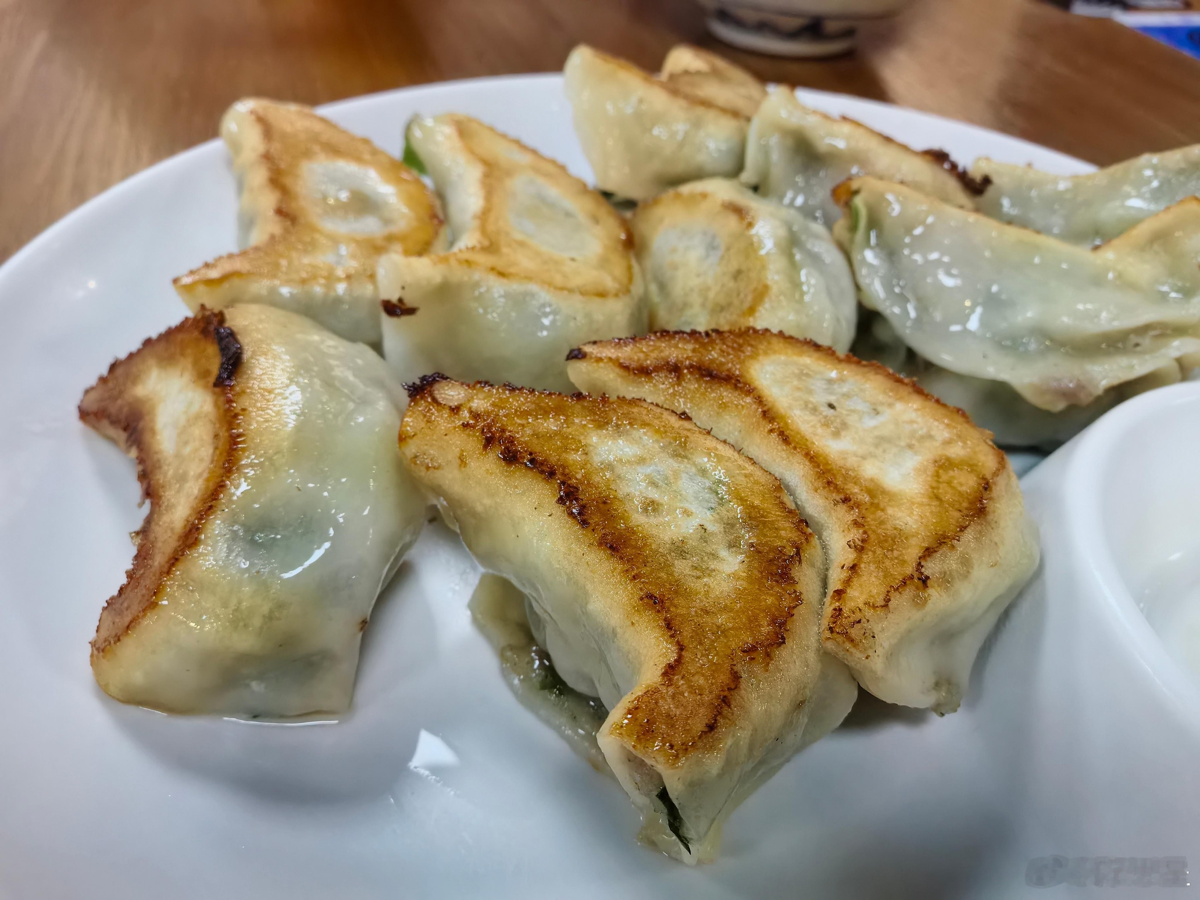 今天，我吃了著名的“八珍煎饺”，名不虚传，名不虚传