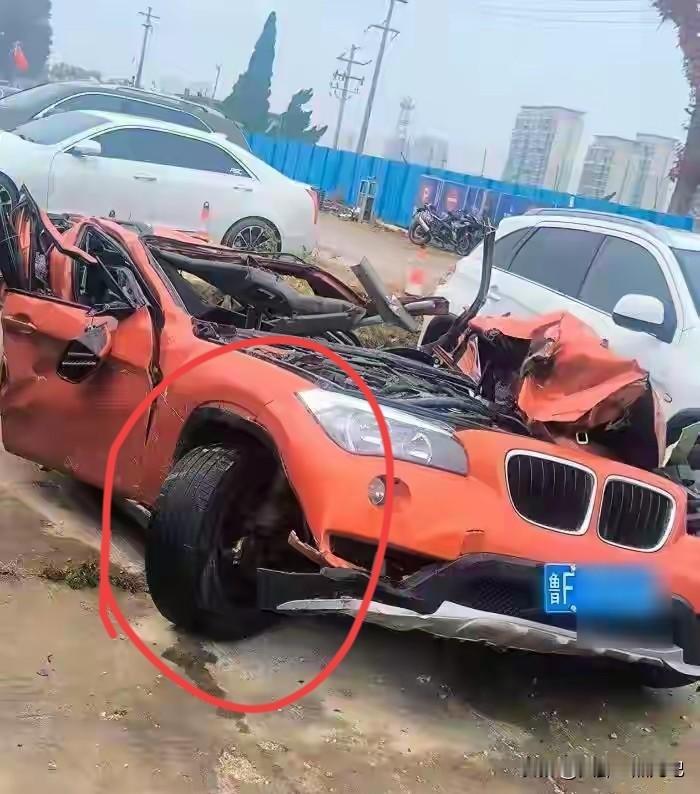 山东烟台货车翻车事故来看，
宝马车主最后被清理出来的汽车残骸，
轮胎仍旧打着向右